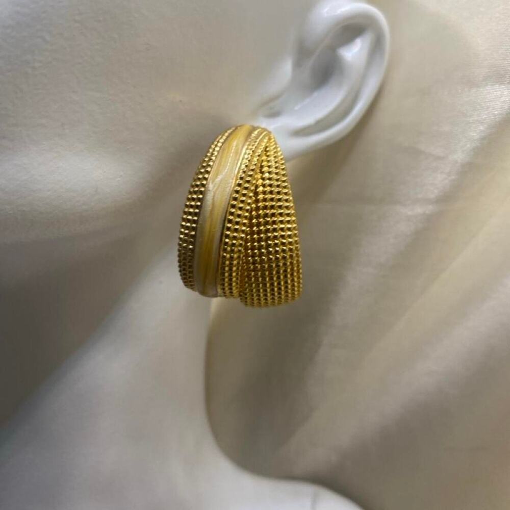 Vintage 1980s Gold Tone Mesh Hoop Earrings Cream Pearl Stripe Pierced